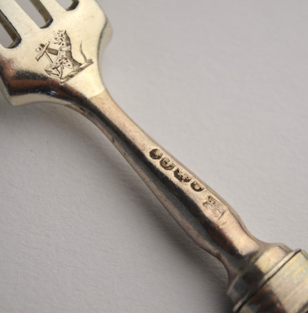 A George IV silver part-set of six dessert forks with four matching knives, with mother-of-pearl - Image 5 of 6