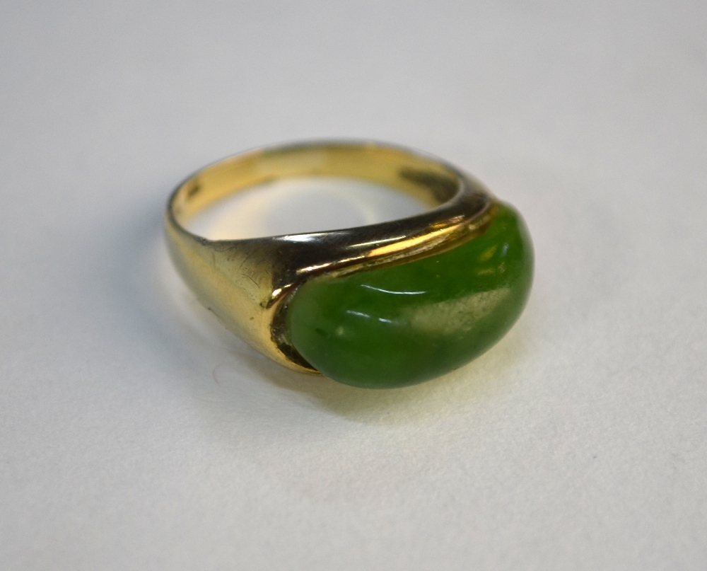 A single stone New Zealand jade ring, yellow metal set stamped 333