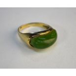 A single stone New Zealand jade ring, yellow metal set stamped 333