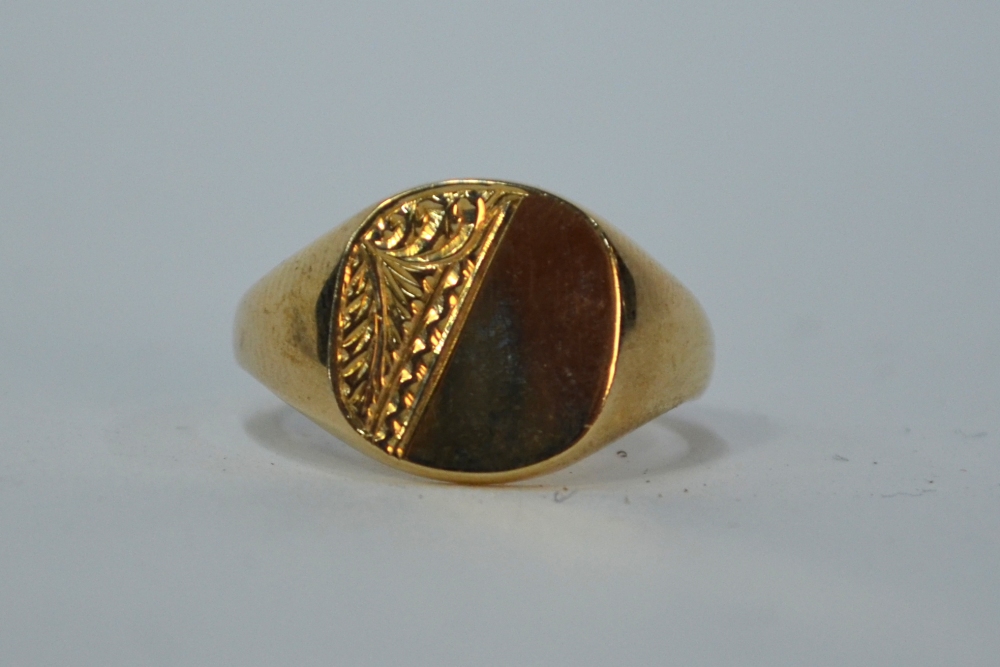 A 9ct yellow gold gentleman's signet ring, half engraved, size P, approx 6.5g - Image 6 of 6
