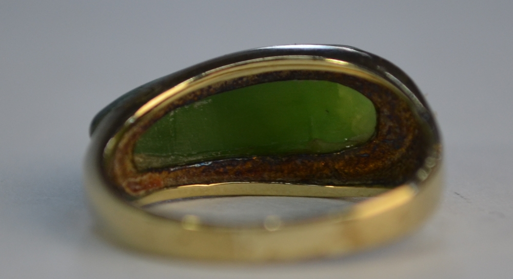 A single stone New Zealand jade ring, yellow metal set stamped 333 - Image 2 of 6