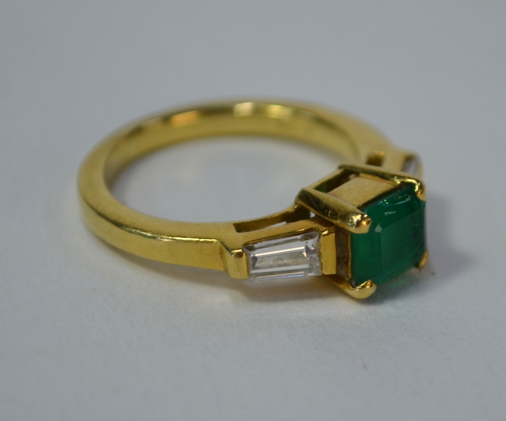 An emerald and diamond three stone ring, the central rectangular emerald having tapered baguette - Image 2 of 6