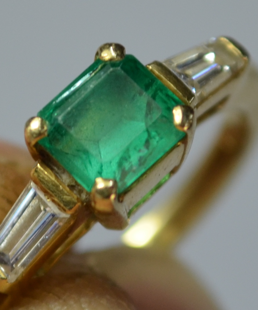 An emerald and diamond three stone ring, the central rectangular emerald having tapered baguette - Image 6 of 6