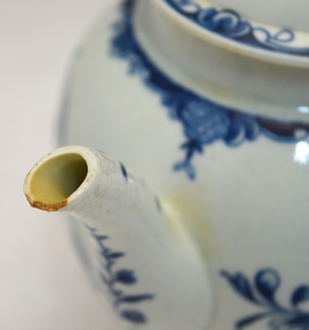 An 18th century Worcester blue and white teapot of globular form decorated with scrolling and - Image 4 of 5