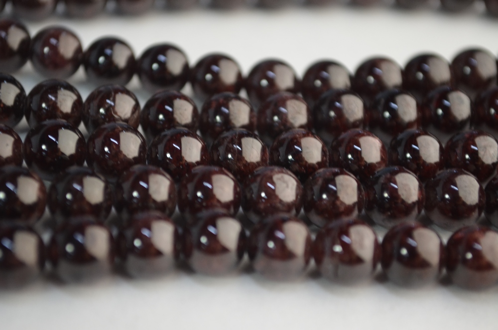 A triple row garnet bead necklace within fitted box - Image 5 of 6