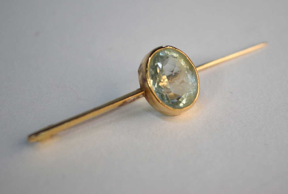 A 9ct yellow gold wedding band, size R, and oval aquamarine bar brooch a/f, approx 5g all in (2) - Image 2 of 5