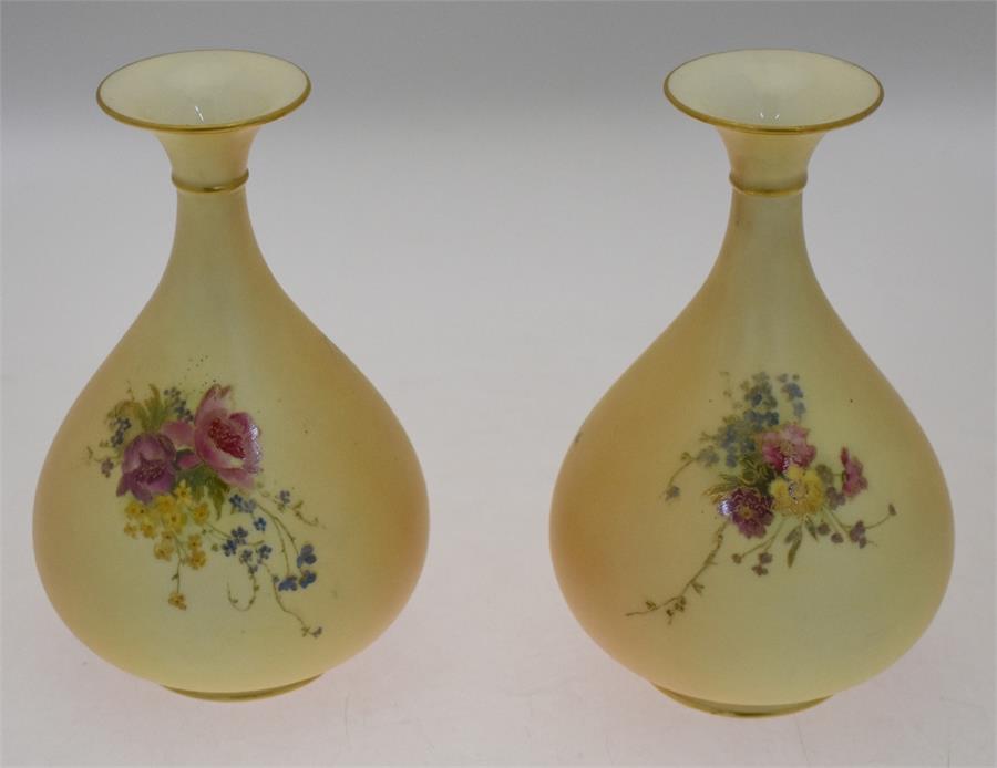 A pair of Royal Worcester blush ground floral decorated vases, date cypher 1912, shape 293, 19 cm - Image 6 of 9