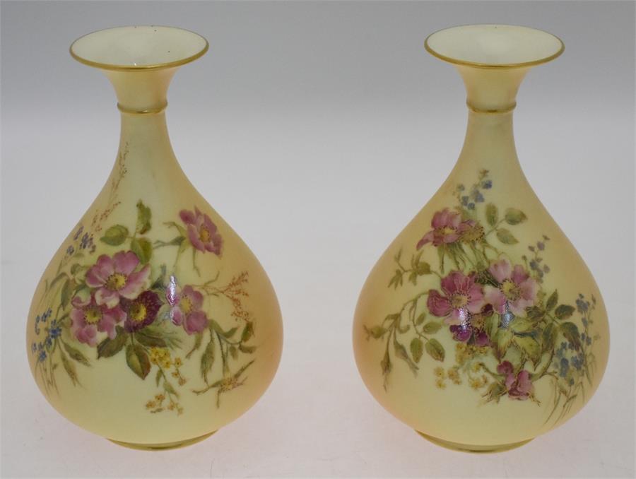 A pair of Royal Worcester blush ground floral decorated vases, date cypher 1912, shape 293, 19 cm - Image 5 of 9