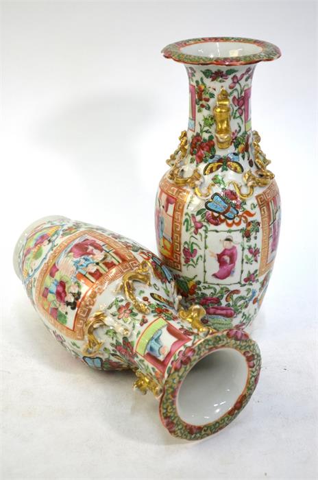 A pair of Canton famille rose vases; each one decorated with panels depicting Manchu/Chinese - Image 4 of 10