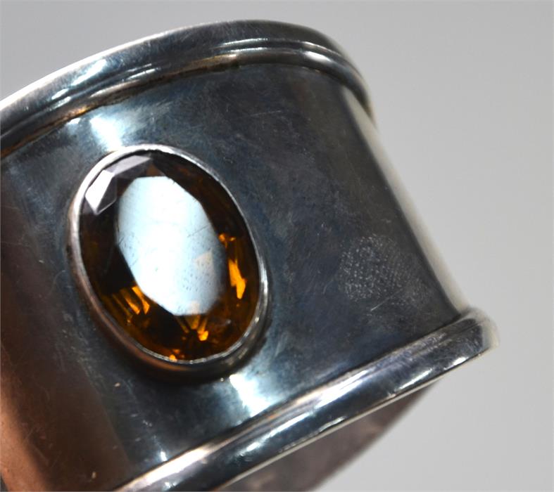 A silver napkin ring set with a dark citrine, B C, Birmingham 1910 - Image 3 of 4