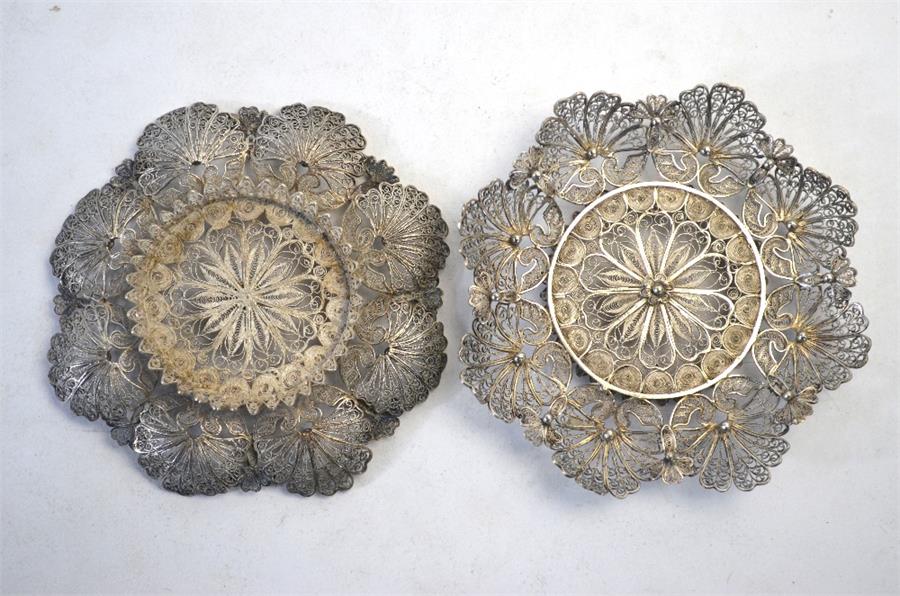 A pair of Continental filigree dishes of hexagonal form, 9.5 cm diameter, to/w an early 19th century - Image 3 of 4