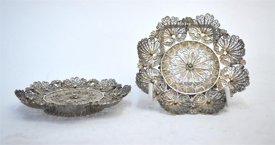 A pair of Continental filigree dishes of hexagonal form, 9.5 cm diameter, to/w an early 19th century - Image 2 of 4