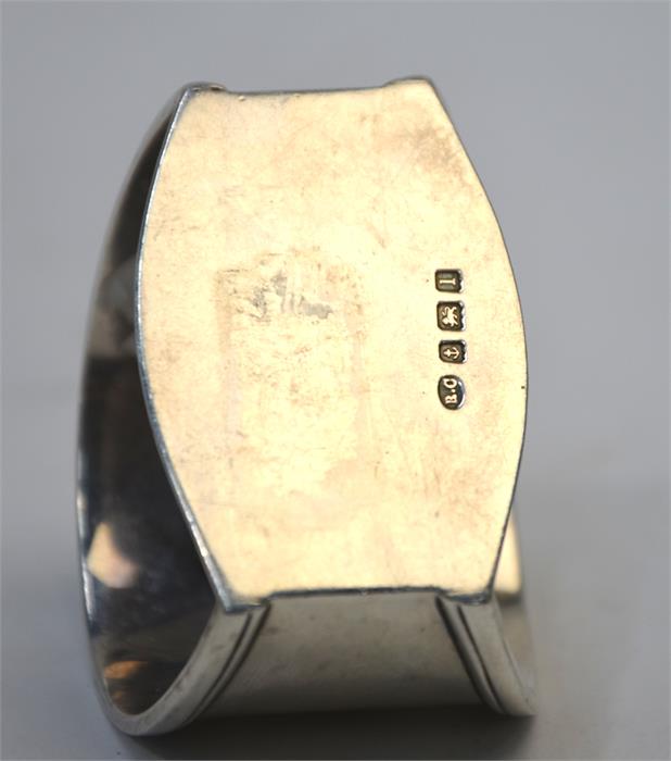 A silver napkin ring set with a dark citrine, B C, Birmingham 1910 - Image 4 of 4