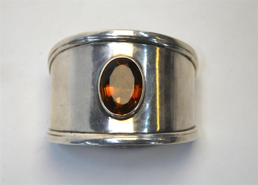 A silver napkin ring set with a dark citrine, B C, Birmingham 1910 - Image 2 of 4