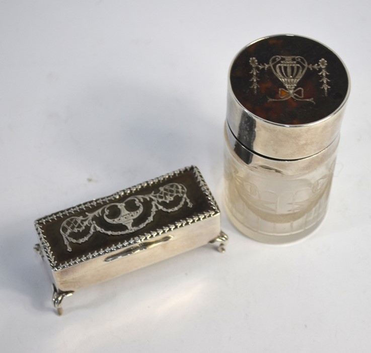 An Edwardian finely-cut glass smelling salts bottle with silver, tortoiseshell and piqué-work hinged - Image 3 of 4