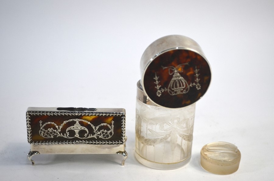 An Edwardian finely-cut glass smelling salts bottle with silver, tortoiseshell and piqué-work hinged - Image 4 of 4