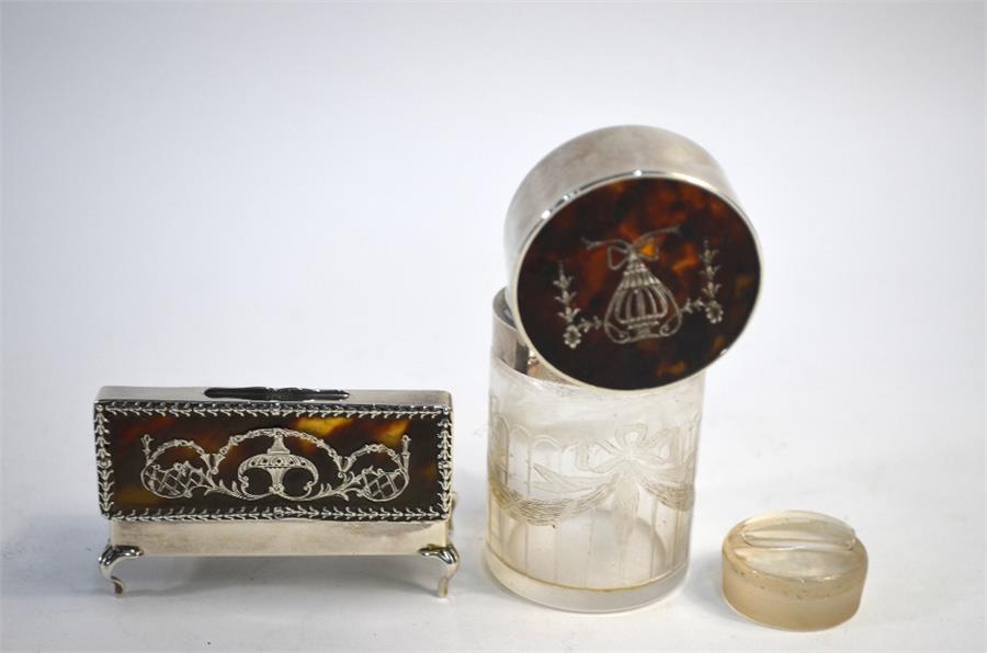 An Edwardian finely-cut glass smelling salts bottle with silver, tortoiseshell and piqué-work hinged - Image 2 of 4