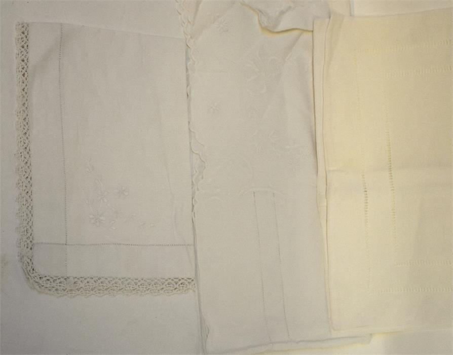 Nine Continental antique pillowcases with crocheted edging and inserts, an embroidered crochet - Image 5 of 5
