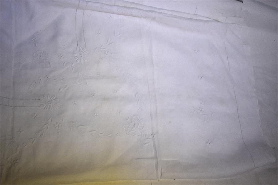Nine Continental antique pillowcases with crocheted edging and inserts, an embroidered crochet - Image 4 of 5