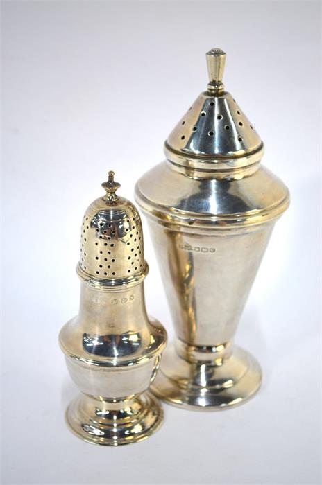 An Art Deco style silver sugar shaker of plain tapering cylindrical form on a plain stepped foot,