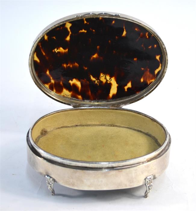 An oval silver, tortoiseshell and piqué-work trinket box with hinged cover and velvet lining, on - Image 2 of 4