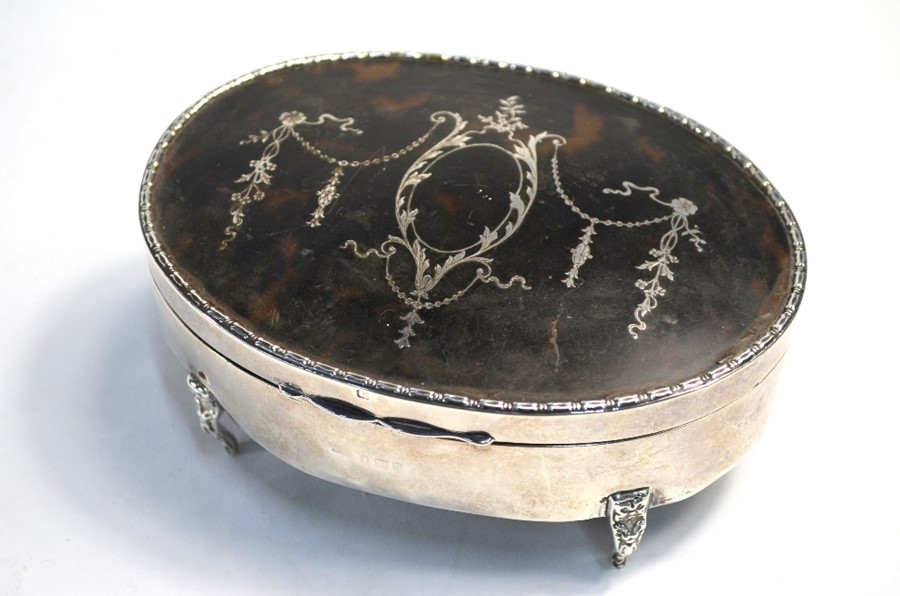 An oval silver, tortoiseshell and piqué-work trinket box with hinged cover and velvet lining, on - Image 3 of 4