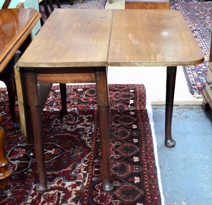 A Georgian mahogany drop leaf supper table raised on turned legs to pad feet - Image 4 of 4