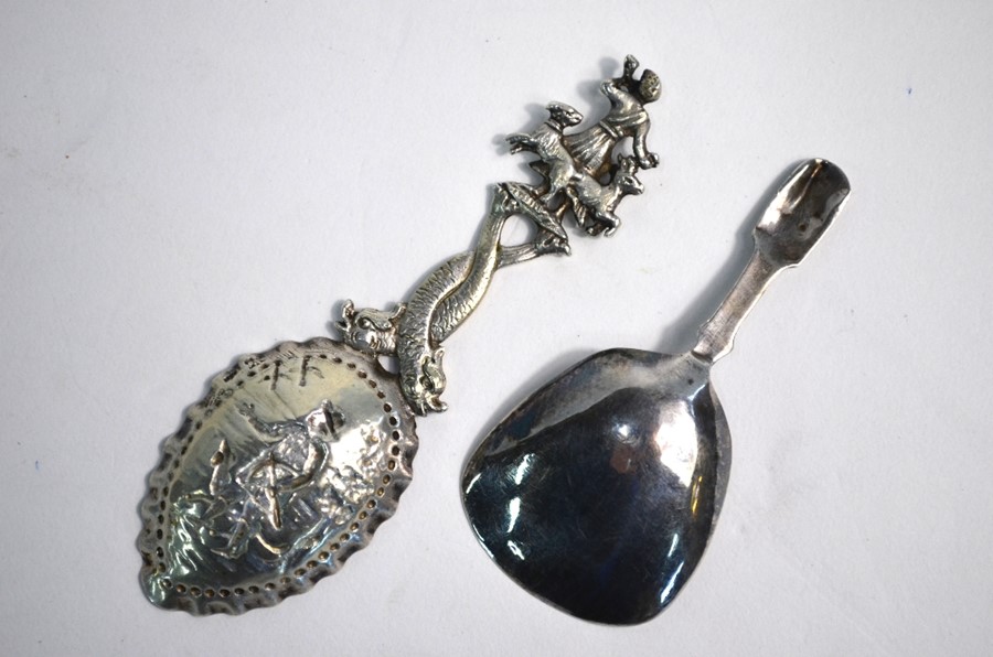 A Continental cast silver caddy spoon with decorative stem and engraved bowl, London import 1905, - Image 2 of 2