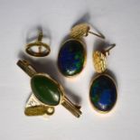 A pair of 9ct yellow gold drop earrings, with oval set lapis lazuli for pierced ears to/w 9ct yellow