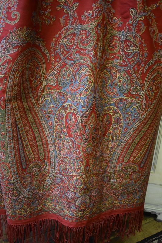 An early/mid 19th century deep red woollen shawl produced in Paisley, Scotland with deep paisley - Image 2 of 3