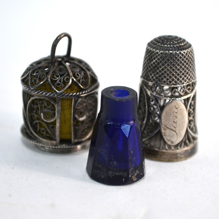 A filigree-cased white metal sewing fob with tape-measure and thimble unscrewing to reveal blue - Image 3 of 3