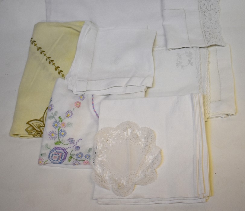 A box of assorted table linen to include circular crocheted cotton thread tablecloth, an embroidered - Image 2 of 2