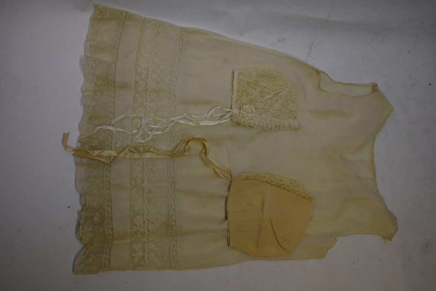 A collection of Victorian and later infant's clothing to including cotton gown with cut-out work - Image 3 of 4