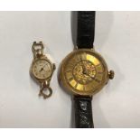 A gentleman's vintage 18k wristwatch with engraved case and gilt dial, Swiss movement, inner steel