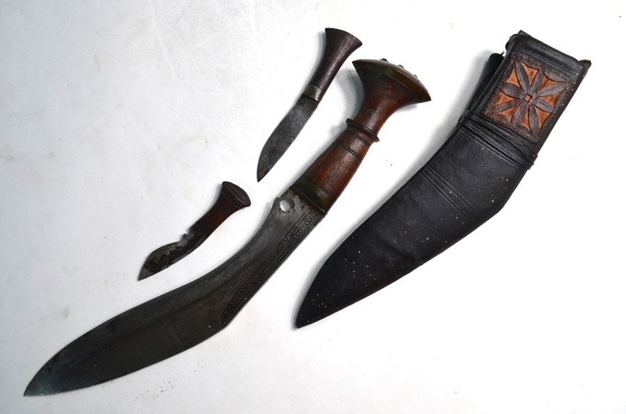 A Nepalese Gurkha kukri with brass-mounted wood handle and 26 cm engraved blade and leather - Image 3 of 3