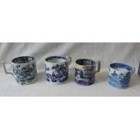 An 18th century Worcester blue and white tankard decorated in a variation of the willow pattern,