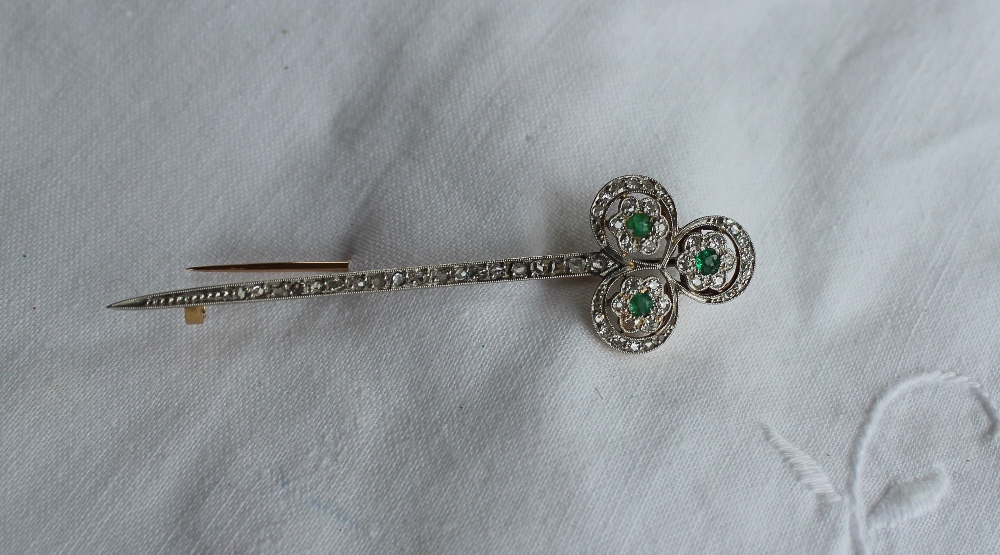 A Diamond and emerald bar brooch, - Bild 4 aus 6