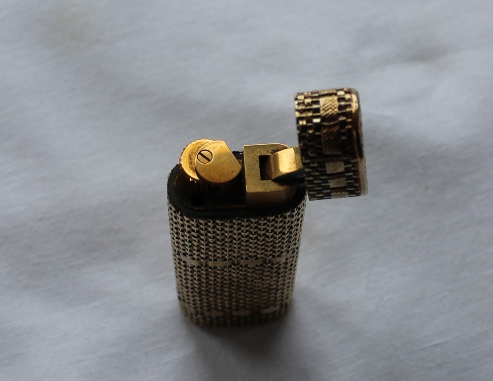 An 18ct yellow gold Cartier lighter, with a basket weave body, the base marked No.35859T, 6. - Bild 4 aus 5
