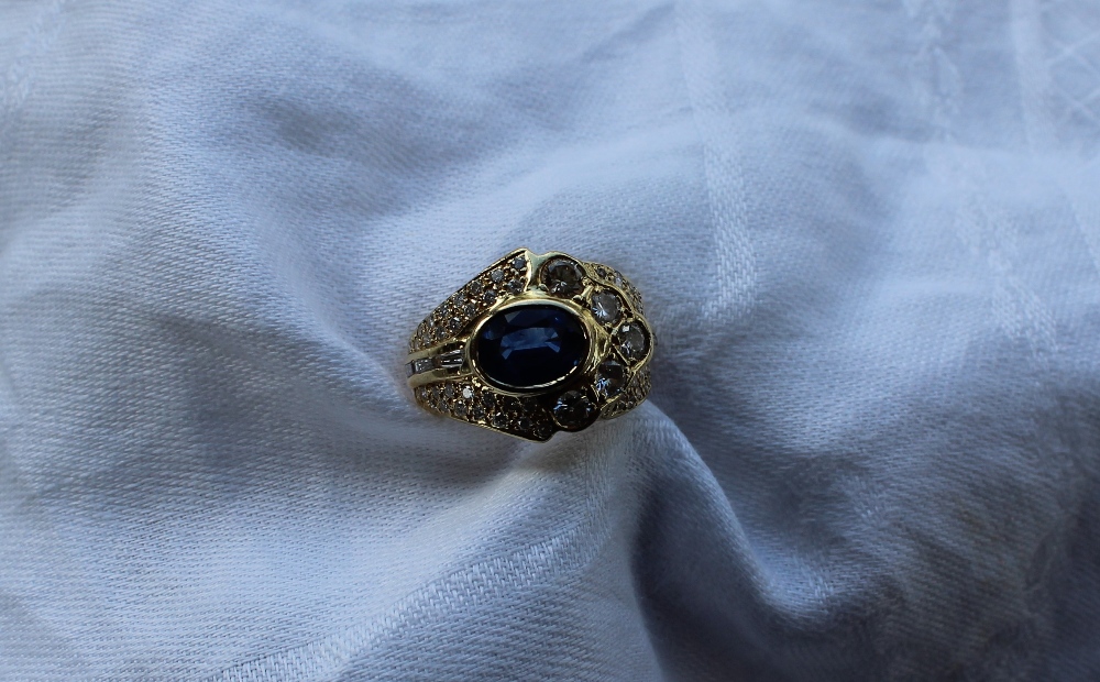 A sapphire and diamond ring, the central oval sapphire approximately 9mm x 6mm, - Bild 6 aus 9