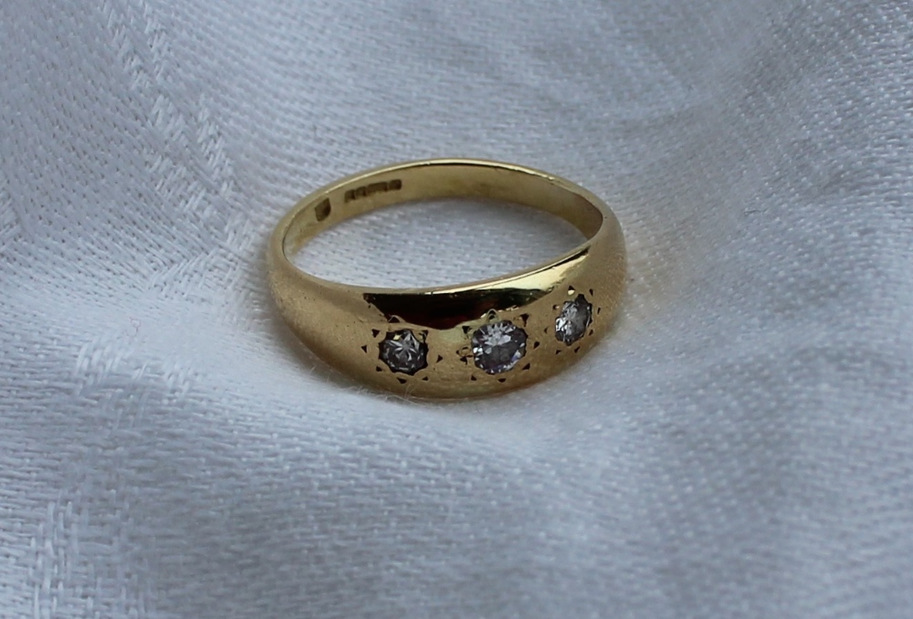 A three stone diamond ring set with three round old cut diamonds, - Bild 2 aus 3