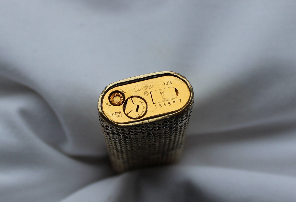 An 18ct yellow gold Cartier lighter, with a basket weave body, the base marked No.35859T, 6. - Bild 2 aus 5