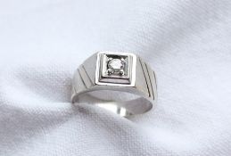 A solitaire diamond ring, set with a round brilliant cut diamond, approximately 0.