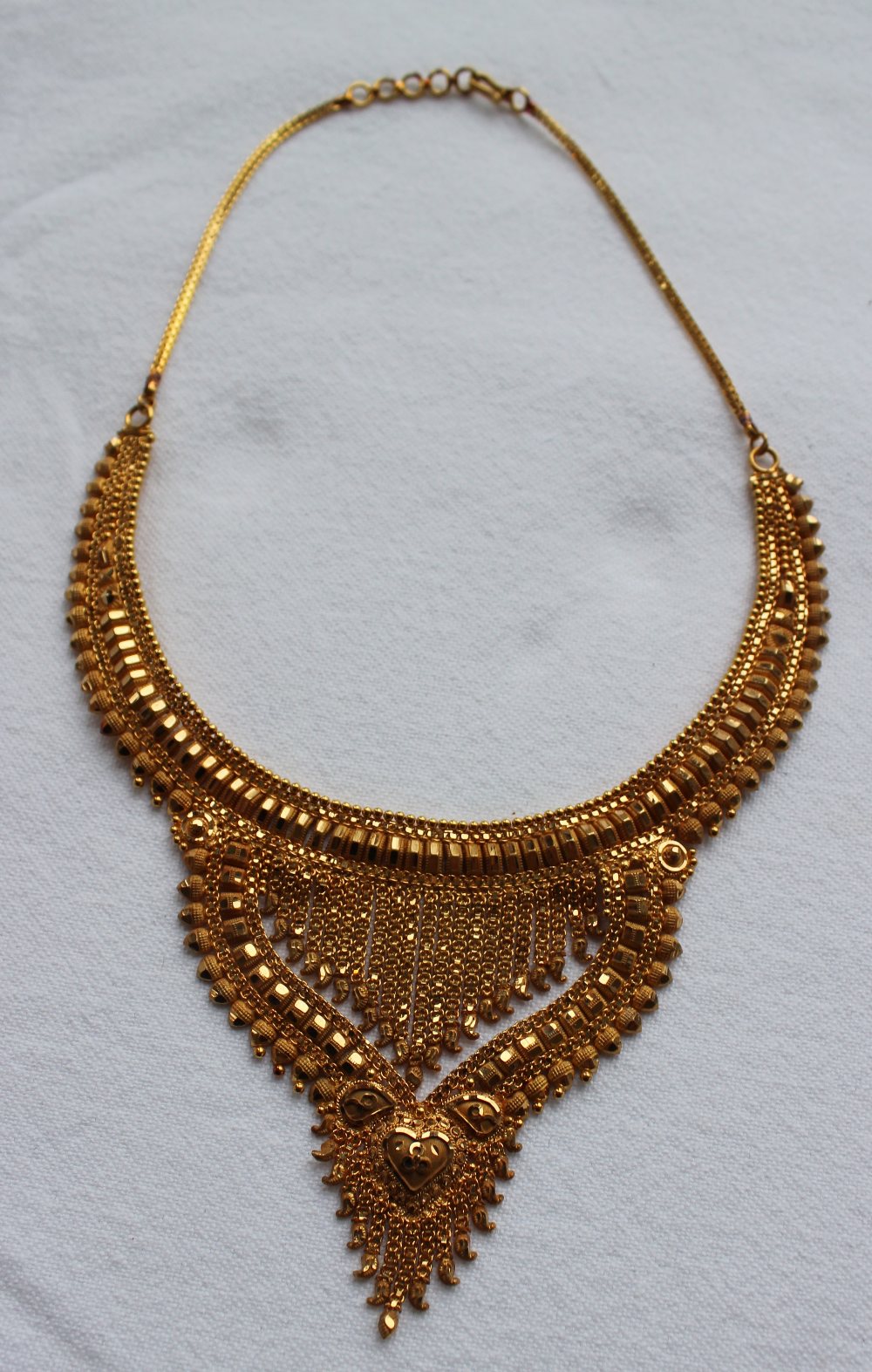 A 22ct yellow gold fringe necklace, with wire and acorn drops, approximately 32. - Bild 5 aus 6