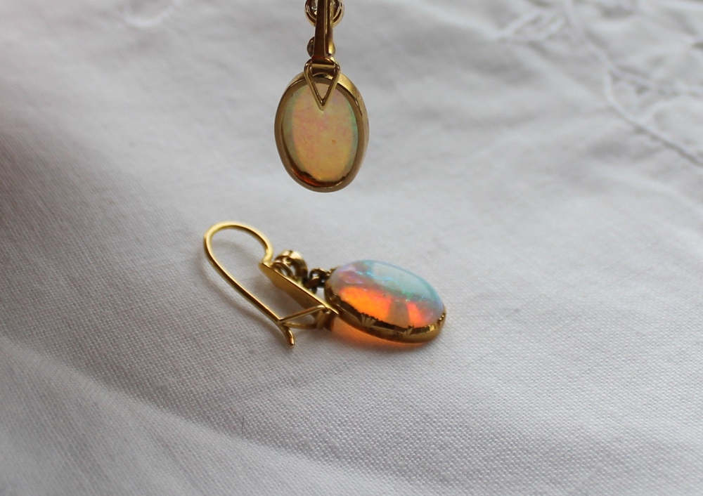 A pair of opal and diamond drop earrings, - Bild 3 aus 4