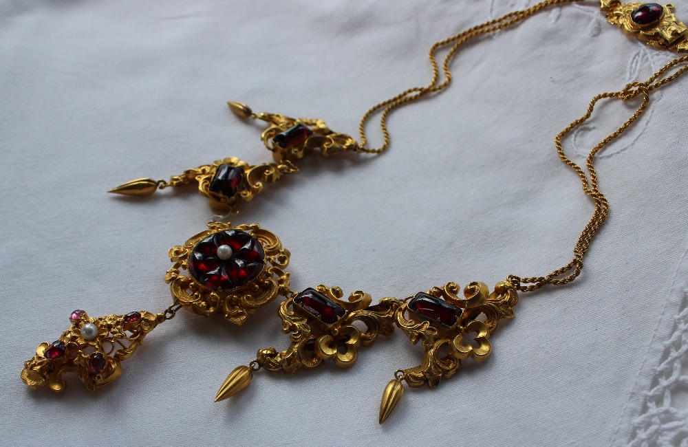 A yellow metal and red stone necklace with scrolling leaf design with pear shaped drops - Bild 4 aus 4