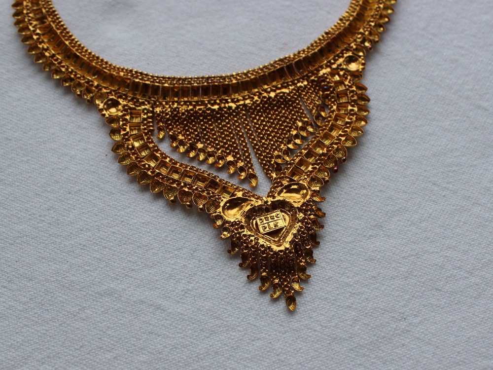 A 22ct yellow gold fringe necklace, with wire and acorn drops, approximately 32. - Bild 6 aus 6