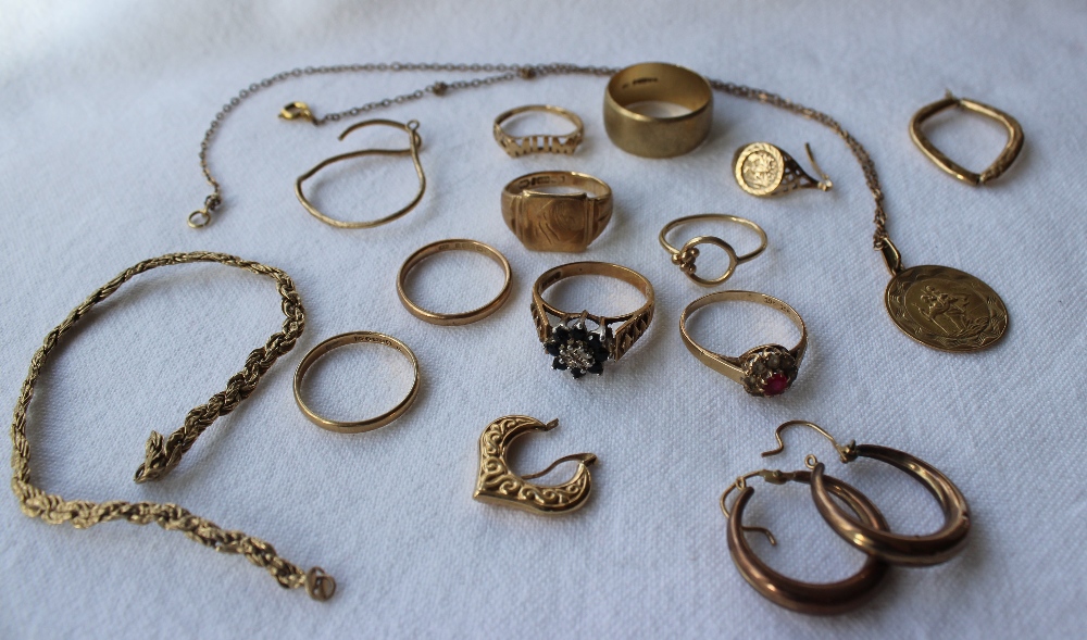 Assorted 9ct gold earrings, pendant, wedding bands, signet rings, dress rings etc, - Bild 2 aus 3