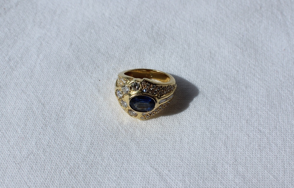 A sapphire and diamond ring, the central oval sapphire approximately 9mm x 6mm, - Bild 3 aus 9