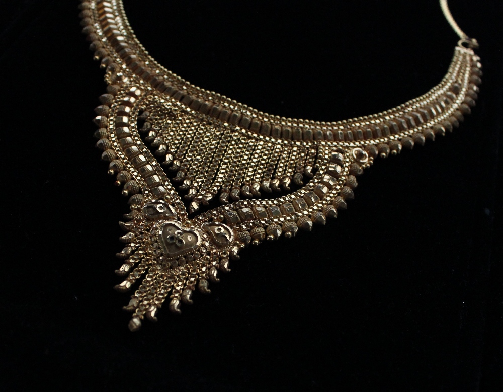 A 22ct yellow gold fringe necklace, with wire and acorn drops, approximately 32. - Bild 3 aus 6