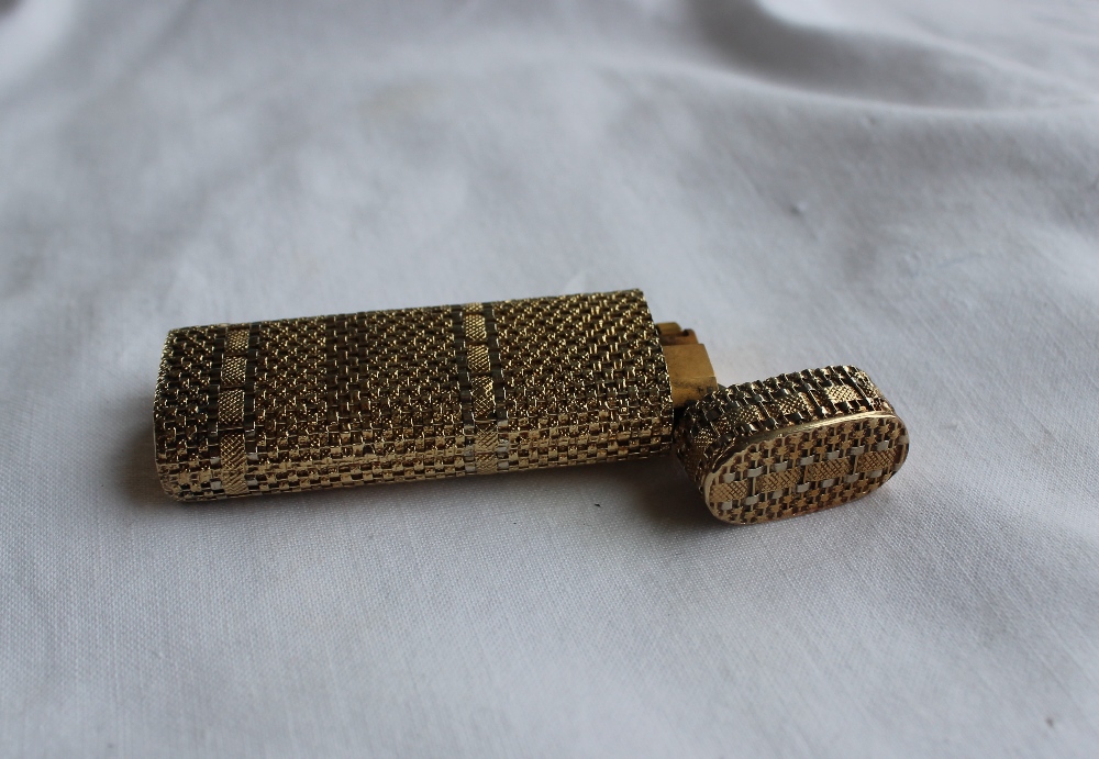 An 18ct yellow gold Cartier lighter, with a basket weave body, the base marked No.35859T, 6. - Bild 5 aus 5